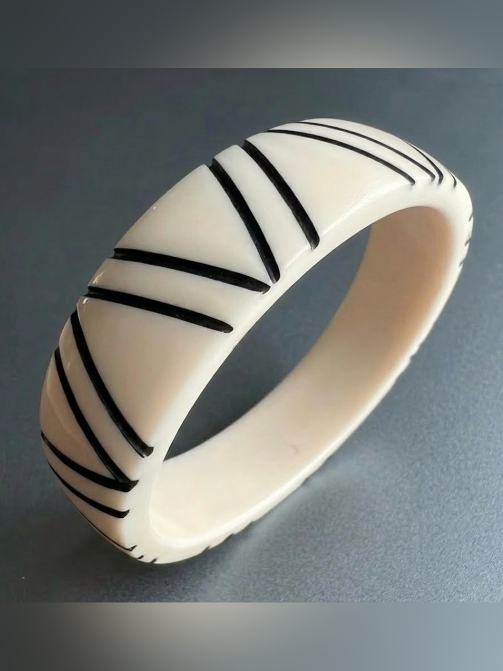 Vintage Off-White Carved Bangle Bracelet Chunky Chevron Graphic Lt Cream MCM